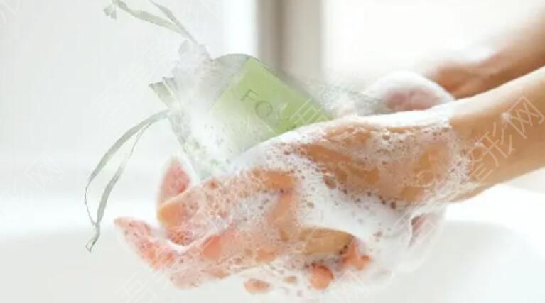 肥皂洗脸.jpg